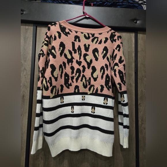 💰4 for 15💰 NWT Pink Leopard Print Sweater with Stripes Small - Picture 2 of 4